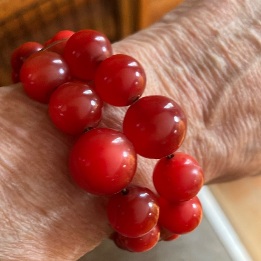VINTAGE Cherry Red Bakelite Beaded Bracelet